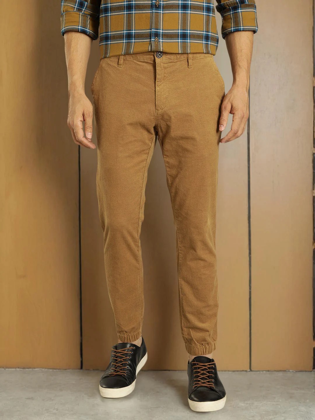 Indian Terrain Men's Comfort Fit Solid Khaki Trousers